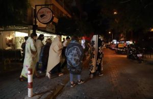 İzmir’de öğrencilerden battaniyeli yürüyüş!