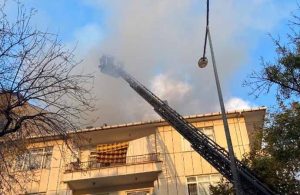 Ümraniye’de üç katlı binanın çatısında yangın 