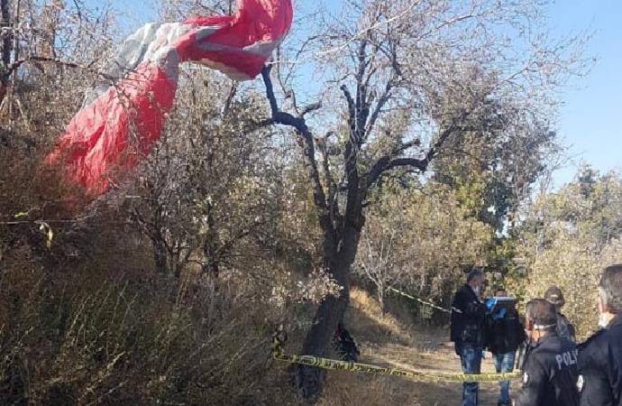 Yamaç paraşütüyle ağaç ve duvara çarptı, hayatını kaybetti