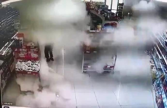 Yangın tüpündeki köpük, marketi beyaza bürüdü