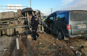 Bitlis’te TIR kamyonete çarptı: 2 ölü, 3 yaralı