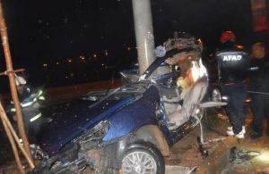 Otomobil, beton elektrik direğine çarptı: İki ölü