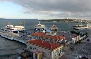 Çanakkale’de feribot seferlerine fırtına engeli