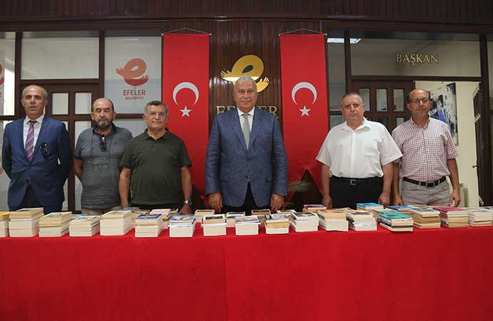 Efeler Belediyesi’ne yüzlerce kitap bağışlandı