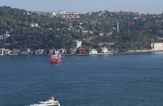 İstanbul Boğazı’nda sürüklenen kargo gemisi kıyıya metreler kala durdu