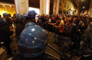 İtalya’da ‘Yeşil Geçiş’ sertifikası protestosunda polisle protestocular arasında arbede