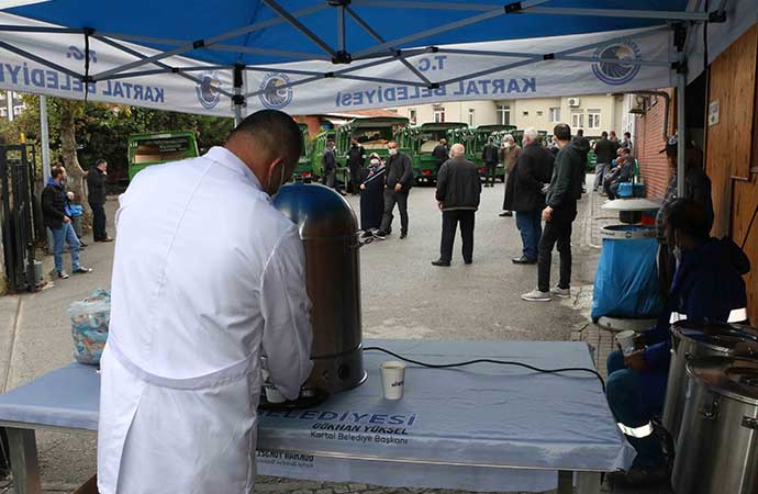 Kartal Belediyesi’nden vatandaşlara sıcak çorba ikramı