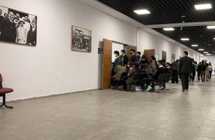 Marmara Üniversitesi’nde öğrenciler koridorda kaldı