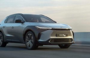 Toyota tamamen elektrikli otomobilini piyasaya sürdü : bZ4X