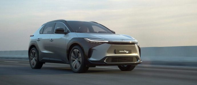 Toyota tamamen elektrikli otomobilini piyasaya sürdü : bZ4X