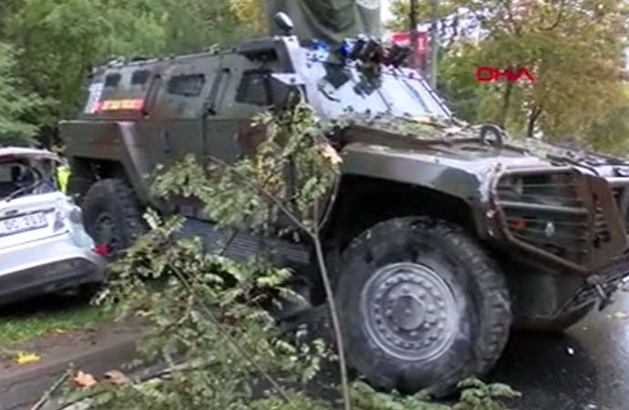 Zırhlı polis aracı altı araca çarptı: Üç yaralı