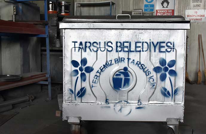 Tarsus Belediyesi eskiyen çöp konteynerlerini onarıp yeniden kullanılır hale getiriyor