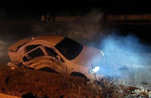 İki kişinin hayatını kaybettiği kazada araç alev aldı