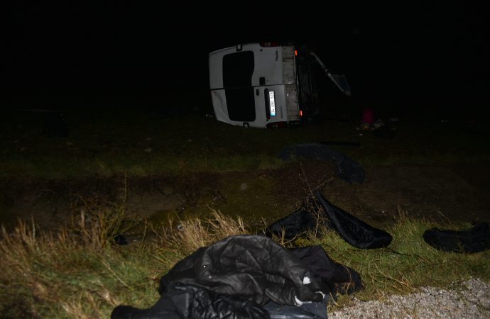 Edirne’de kaçak göçmenleri taşıyan minibüs devrildi, çok sayıda yaralı var