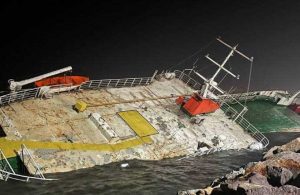 İstanbul’da fırtına nedeniyle kıyıya çarpan gemi yavaş yavaş böyle battı