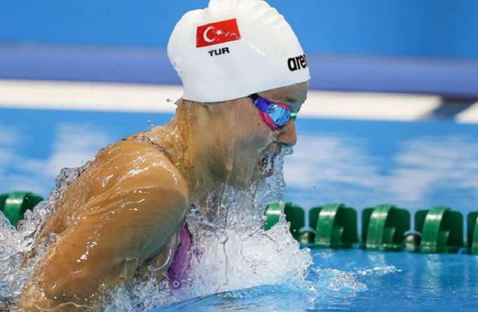 Milli yüzücü Viktoria Zeynep Güneş’ten tarihi altın madalya