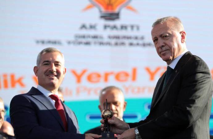 Gri pasaportla insan kaçıran başkanlar Erdoğan’ın elinden ödül aldı