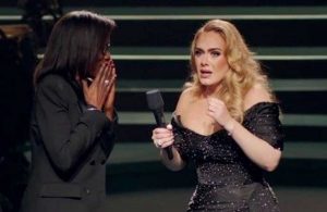 Adele sahnede göz yaşlarını tutamadı