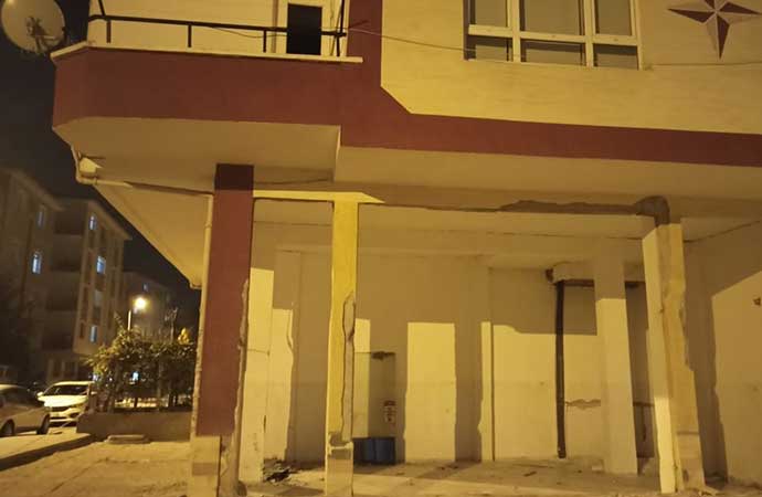Ankara’da kolonları çatlayan apartman tahliye edildi