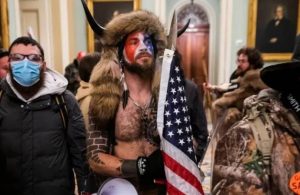 ABD’de Kongre baskınının simgesi ‘boynuzlu şaman’a hapis talebi