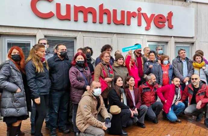 Cumhuriyet çalışanları 8 gazetecinin işten çıkartılmasının ardından protesto düzenledi