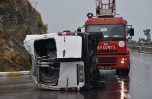 Kaygan yolda devrilen minibüsteki Rus çift yaralandı