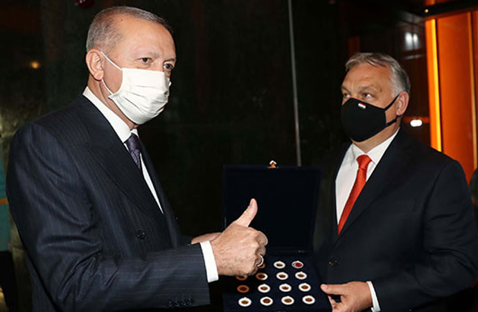Macaristan Başbakanı, 101 tarihi eseri Erdoğan’a iade etti