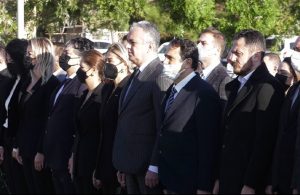 Konyaaltı Belediyesi personeli, Başkan Semih Esen’in de katılımıyla Türkiye Cumhuriyeti’nin kurucusu Gazi Mustafa Kemal Atatürk’ü törenle andı. Esen, “İyi ki vardı, iyi ki yol göstericimizdi” dedi
