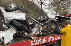 Otomobil, refüjdeki ağaca çarptı: 2 ölü