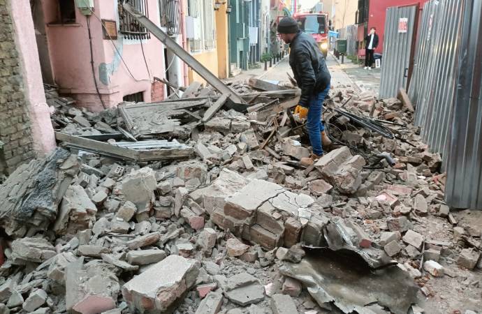 İstanbul’da bir bina yola çöktü