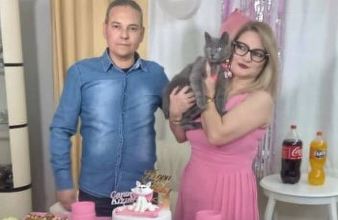Sahiplendikleri kediye doğum günü partisi düzenlediler