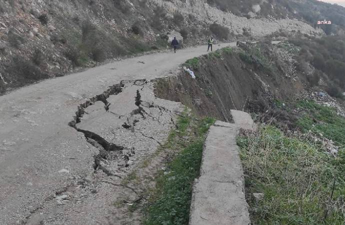 Karaburun’da yol çöktü