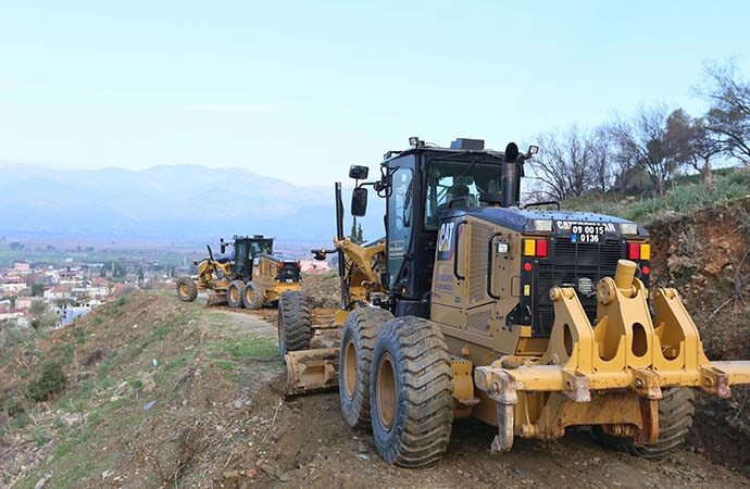 Efeler’in yol ekipleri bahçe yollarını düzeltiyor