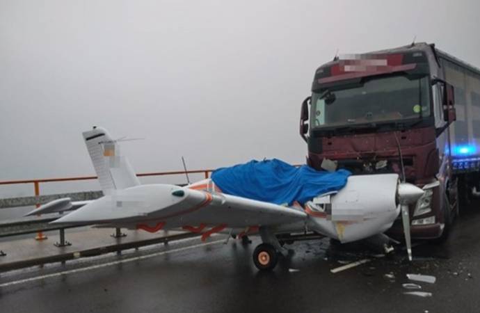 Almanya’da kamyonla uçak çarpıştı!