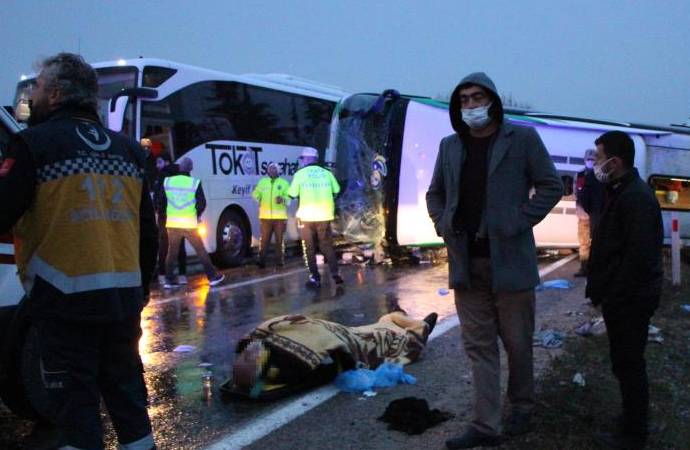 İki yolcu otobüsü çarpıştı: 2 ölü, 24 yaralı