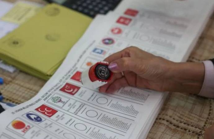 Yılın son anketinde AKP eridi