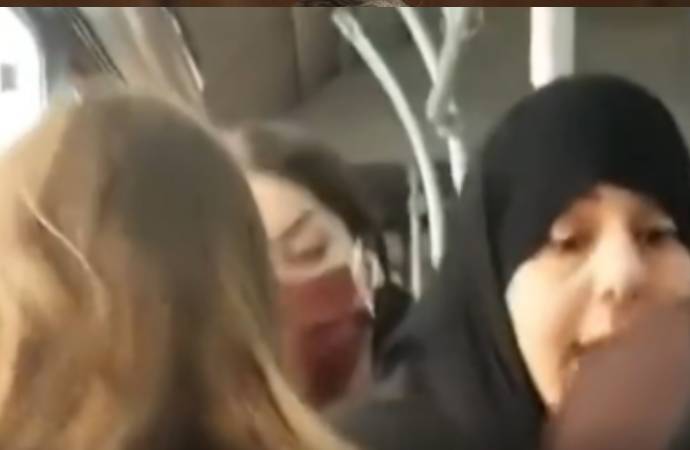 İran’da otobüsteki kadınların başörtü kavgası