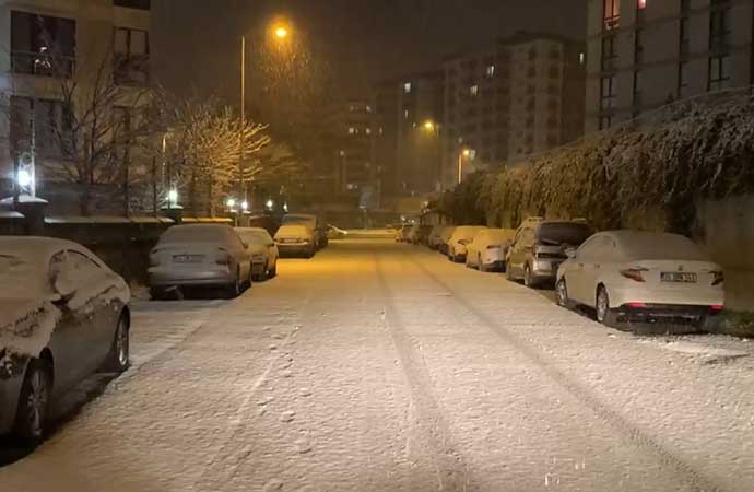 İstanbul gece beyaza büründü