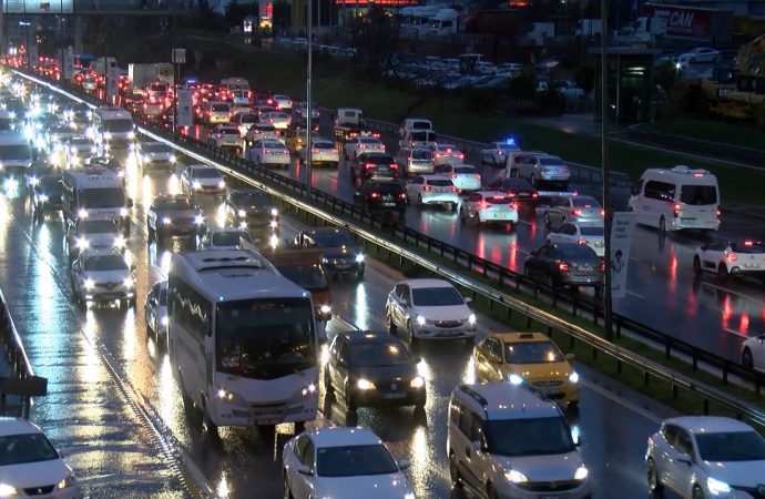 İstanbul’da trafik durdu