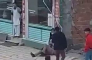 Sivas’ta bir erkek,  bir kadını sokak ortasında bıçakladı