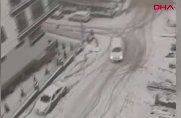 Ankara’da kar kazaları kamerada! Sokak ortasında çığlıklar yükseldi