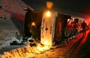 Kars’ta yolcu otobüsü devrildi: 4 ölü, 26 yaralı