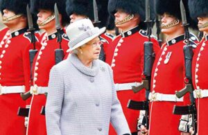 Kraliçe Elizabeth’in muhafızları çocuğu ezip geçti