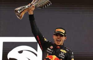 Tarihe geçen sezon tarihe geçen yarış! Verstappen Hamilton’u son turda geçerek şampiyon oldu