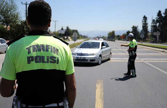 “Polis arabadaki ‘Atatürk’ yazısına hakaret ederek ceza yazdı”