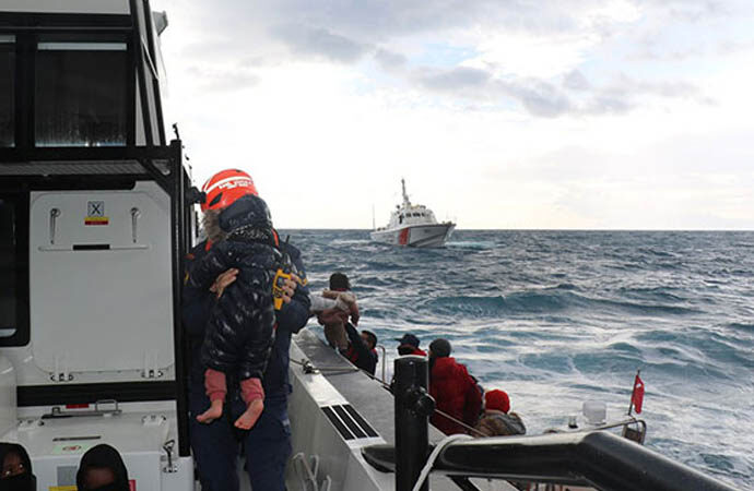 İzmir açıklarında göçmen teknesi battı: 2 ölü