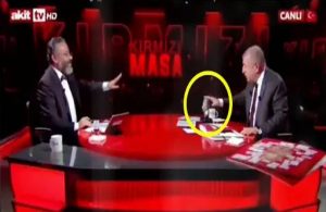 Ümit Özdağ, Akit TV’ye Atatürk büstüyle cevap verdi