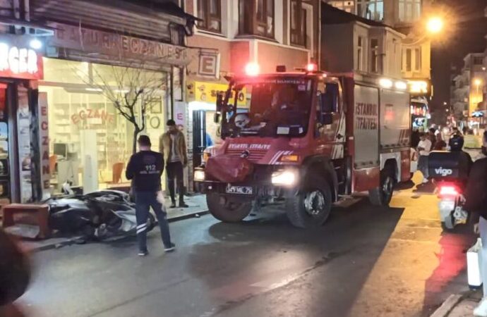 Fatih’te motosikletlere çarpan otomobil kasaba girdi: 4 yaralı