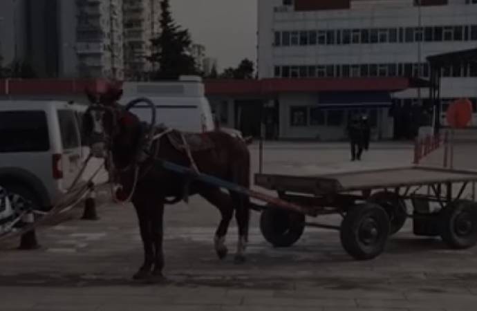 Yer Adana! At arabasıyla uyuşturucu satan baba ve oğlu tutuklandı