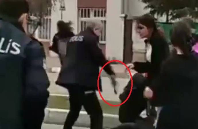 Liseli kızların kavgasını polisler ancak copla ayırabildi